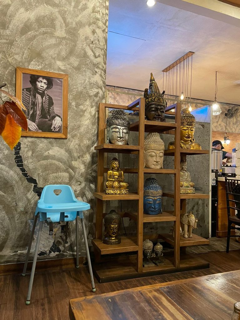 Pernak pernik aksesoris dan bingkai foto the old champ kafe favorit di Denpasar