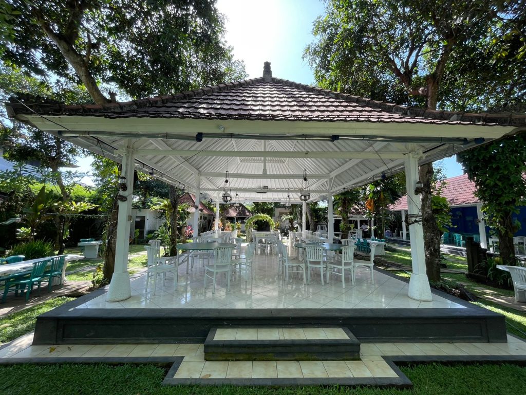 Tampilan aula tengah di Warung Dapur Alam yang bisa digunakan untuk acara