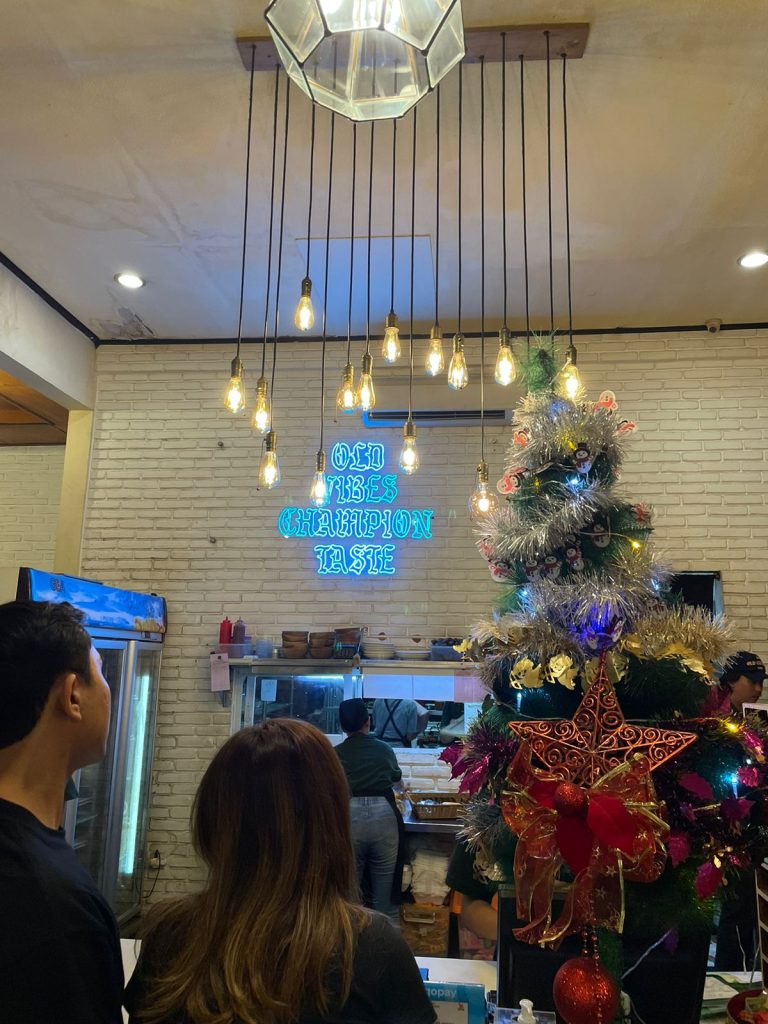 interior kafe the old champ. kafe favorit di Denpasar