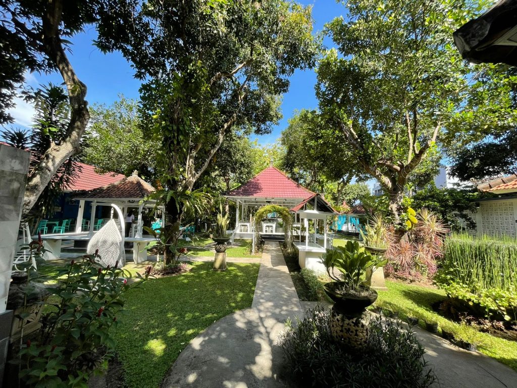Pemandangan utama yang akan terlihat saat memasuki area Warung Dapur Alam Resto. Sangat terlihat jelas konsep alamnya
