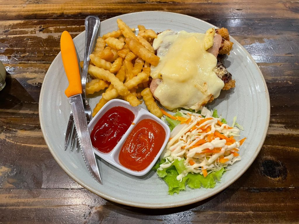 Jumbo chicken hawaian menu favorit di Old Champ