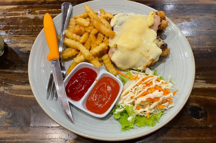 Jumbo chicken hawaian menu favorit di Old Champ