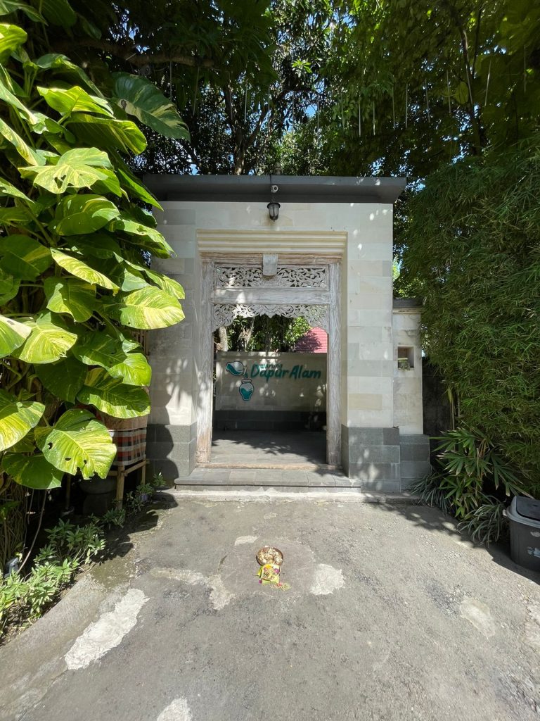 Pintu masuk utama di Warung Dapur Alam