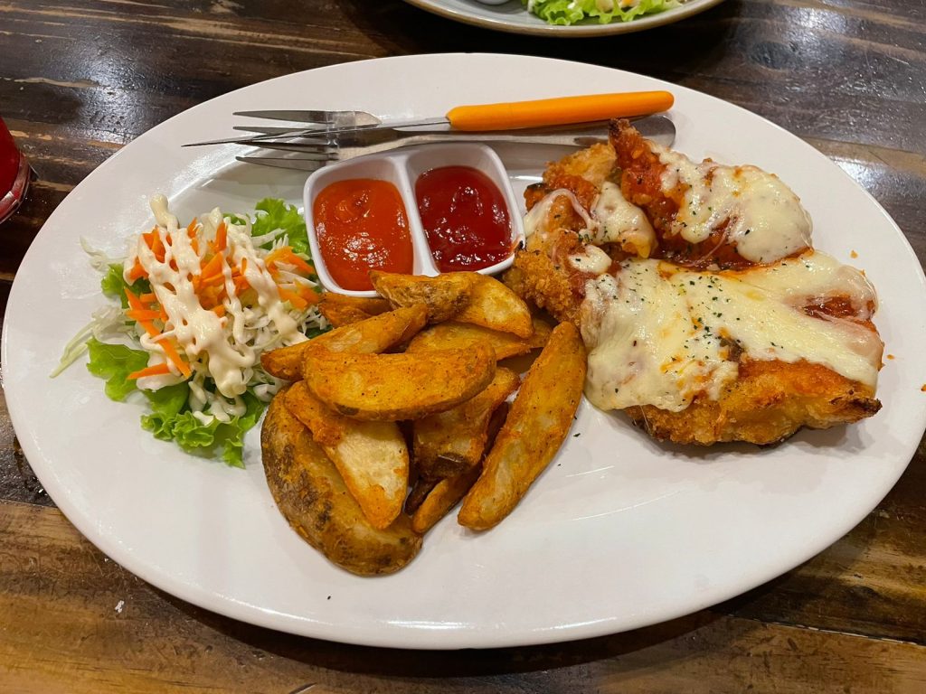 Spicy Chicken Parmigiana di old champ kafe favorit di Denpasar