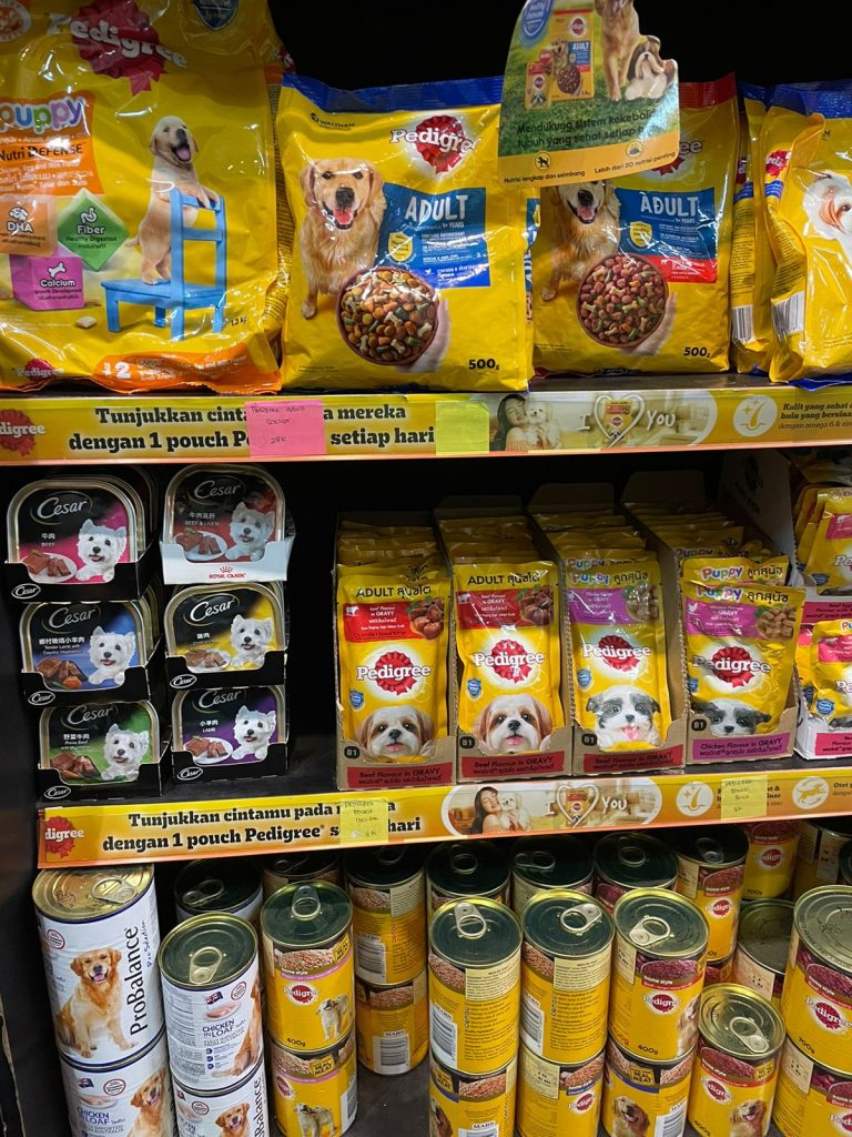 Produk yang tertata rapi dan lengkap untuk keperluan hewan anabul