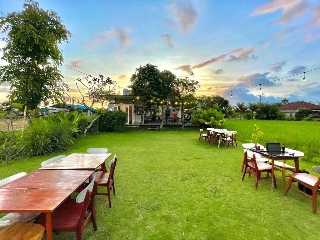suasana dan pemandangan dari halaman belakang uma kami resto di sore hari