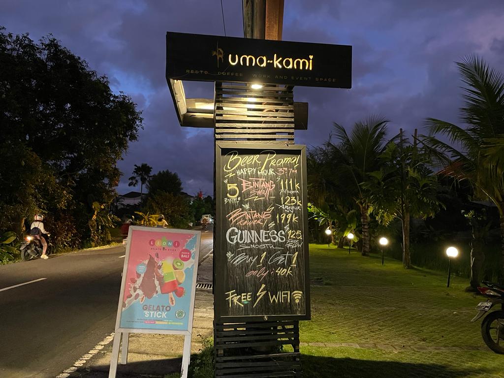 promo juga dituliskan di blackboard yang dipajang di depan sebelum pintu masuk uma kami