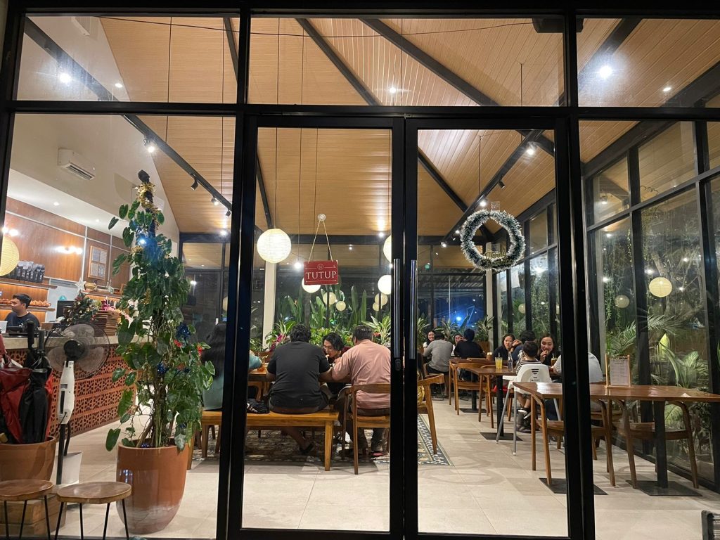 Indoor area difoto dari pintu masuk depan